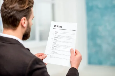 How to create an effective resume and stand out in the job search